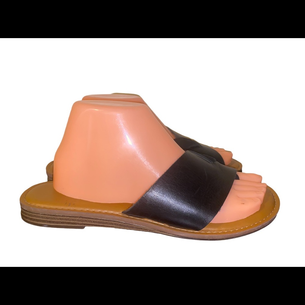 Franco Sarto black leather flip flop Womens 8.5 sandal.marks of wear by toe.GUC